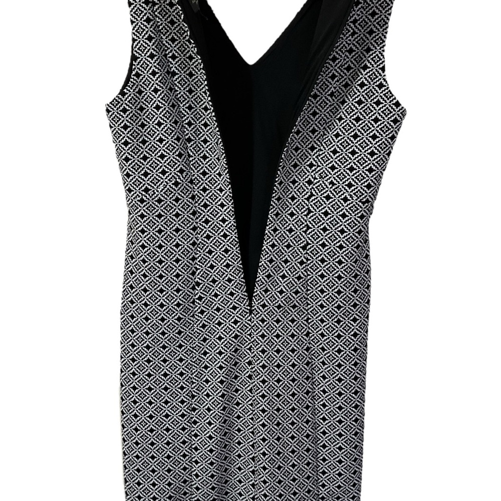 Adrianna Papell V‎ Neck Sleeveless Dress in white and black geometric pattern. 8 - Picture 5 of 16